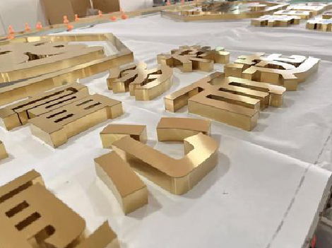 无锡拉丝不锈钢字的特点。